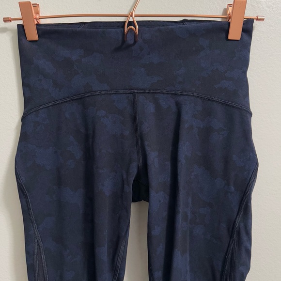 Lululemon Train Times Crop Legging 17” Camo Midnight Navy/ Black Size 6 - Picture 5 of 11